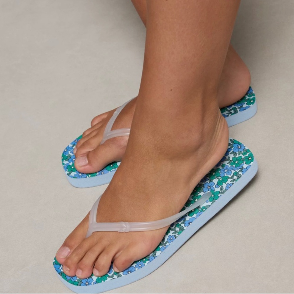 American Eagle Outfitters Light Blue Floral Flip Flops - Picture 2 of 7